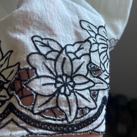 BCBGMaxAzria White Top with Black Details - Picture 4 of 7